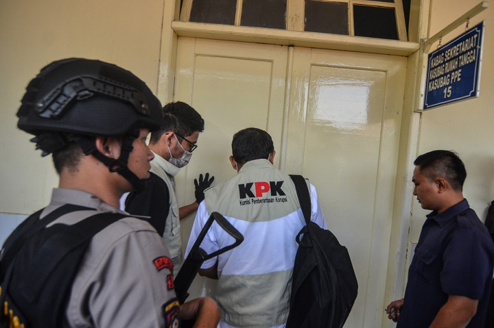 KPK menggeledah ruang kerja Direktur RSUD Wasisto, Kabag sekretariat, Kasubag Rumah Tangga dan Kasubag Perencanaan Pelaporan dan Evaluasi (PPE) terkait dugaan suap oleh Wali Kota Tasikmalaya Budi Budiman kepada eks pejabat Kementerian Keuangan Yaya Purnomo sebesar Rp700 juta untuk alokasi anggaran di DAK dan DID APBN tahun 2018/2019.