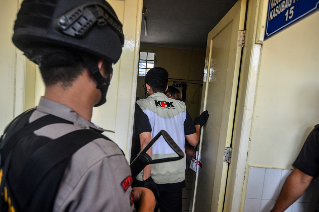 Sebelumnya, Wakil Ketua KPK Basaria Panjaitan menyatakan bahwa Wali Kota Tasikmalaya Budi Budiman telah ditetapkan sebagai tersangka dalam kasus korupsi pengurusan Dana Alokasi Khusus (DAK) Kota Tasikmalaya.   