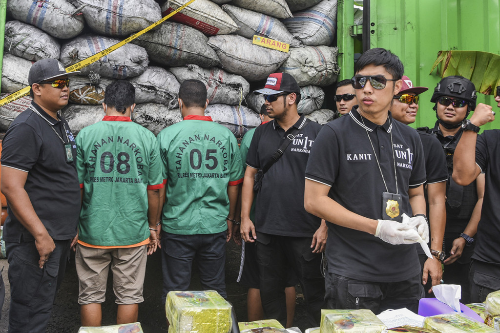 Petugas Satuan Reserse Narkoba Polres Metro Jakarta Barat menghadirkan tersangka saat gelar perkara kasus Narkotika jaringan Internasional di Polres Jakarta Barat.