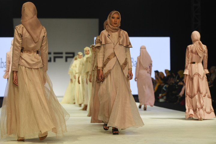 Model memperagakan busana karya desainer Raniah Badubah pada Surabaya Fashion Parade di Surabaya, Jawa Timur.