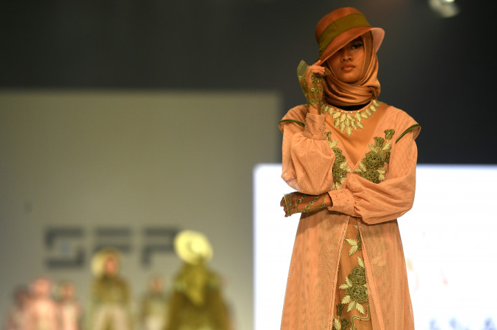Model memperagakan busana karya desainer Saffana pada Surabaya Fashion Parade di Surabaya, Jawa Timur.