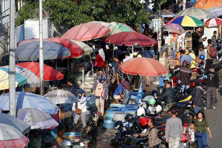 Pedagang kaki lima (PKL) menggelar lapak dagangannya hingga menutupi trotoar di kawasan Jatinegara, Jakarta.