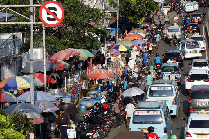 Kondisi tersebut selain telah merampas hak pejalan kaki juga kerap menimbulkan kemacetan.