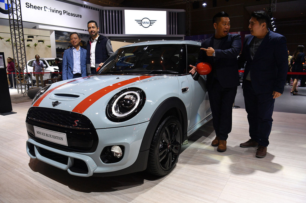Mini Ice Blue Edition yang diluncurkan di IIMS 2019 dilengkapi mesin Mini TwinPower Turbo 2.0L 4 Cylinder Engine. Varian tiga pintu dijual dengan harga Rp836 juta off the road, sementara Rp865 juta off the road untuk lima pintu. Antara Foto/Sigid Kurniawan