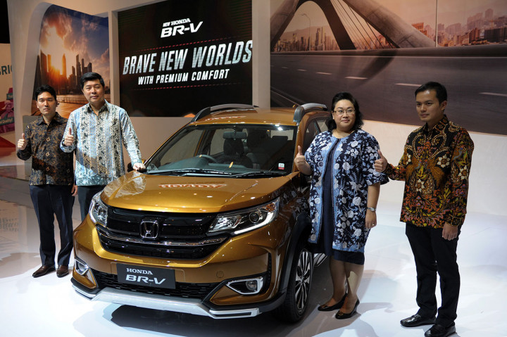 PT Honda Prospect Motor (HPM) meluncurkan varian terbaru New Honda BR-V yang tampil semakin elegan dengan sentuhan kemewahan pada eksterior dan interior, sekaligus semakin nyaman berkat kehadiran fitur-fitur baru. New Honda BR-V tersedia dalam 4 varian, yaitu Prestige CVT seharga Rp279.500.000, Tipe E bertransmisi manual Rp252.500.000, dan CVT Rp262.500.000, dan Tipe S transmisi manual Rp238 Juta. Antara Foto/Zarkoni Maksum