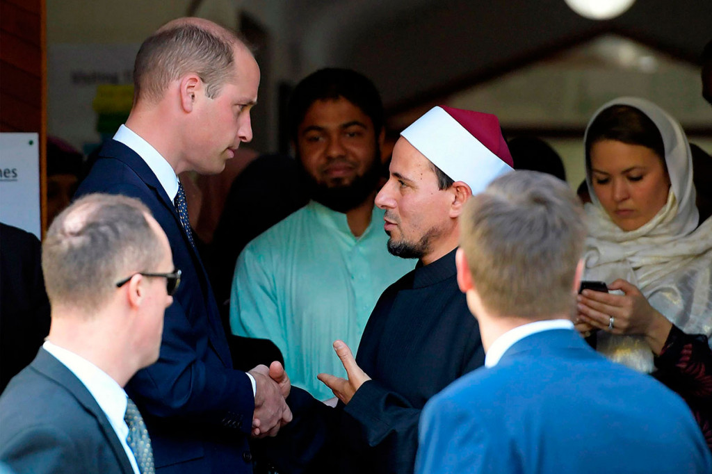 Saat tiba di Masjid Al Noor, Pangeran William disambut Imam Gamel Fouda, Perdana Menteri Jacinda Ardern dan penyintas yang selamat Fahid Ahmed yang istrinya termasuk di antara mereka yang terbunuh. Kunjungan Pangeran William mendapat menjagaan ketat aparat kepolisian.
