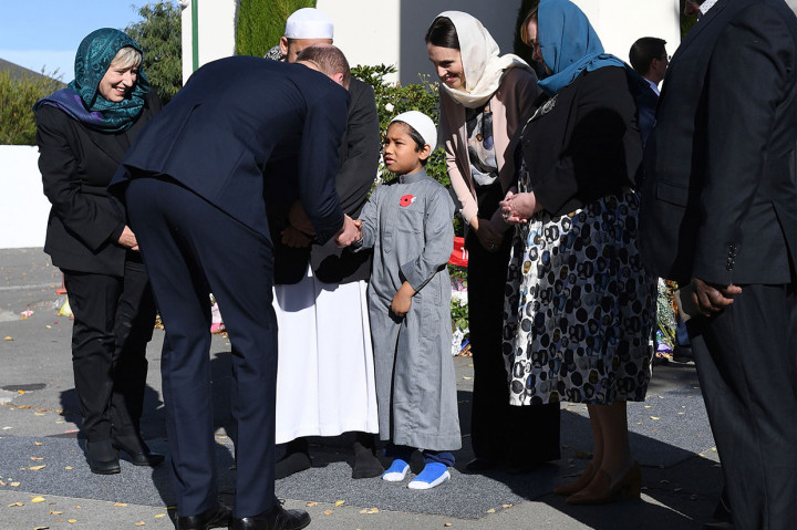 Pangeran William disambut seorang bocah Muslim disaksikan PM Selandia Baru Jacinda Ardern (kedua kanan), di Masjid Al Noor, Christchurch, Jumat, 26 April 2019.
