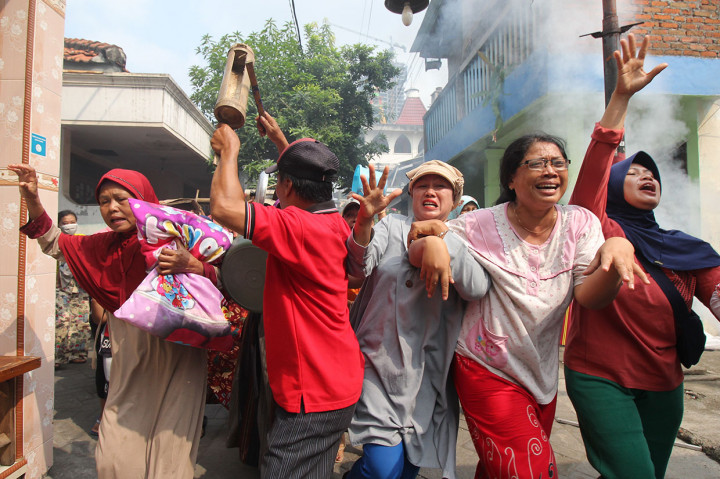 Warga berhamburan untuk menyelamatkan diri pada simulasi tanggap bencana gempa bumi dan kebakaran di kampung Dukuh Pakis, Surabaya, Jawa Timur. Antara Foto/Didik Suhartono