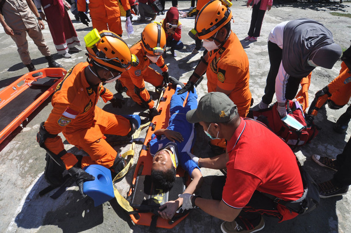 Petugas mengevakuasi pelajar yang terluka akibat bencana gempa dan tsunami pada simulasi penanggulangan bencana di SMP Negeri 10 Lere, Palu, Sulawesi Tengah. Antara Foto/Mohamad Hamzah