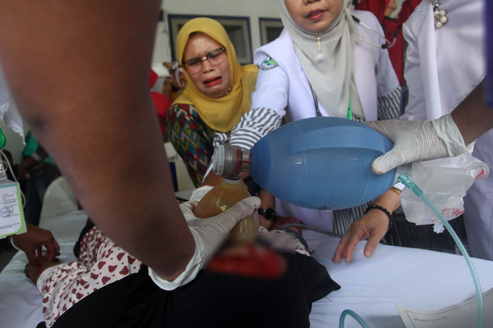 Petugas rumah sakit memasang alat pernapasan pada korban bencana gempa saat simulasi kesiapsiagaan bencana gempa dan tsunami, di RS M. Djamil Padang, Sumatera Barat. Antara Foto/Muhammad Arif Pribadi