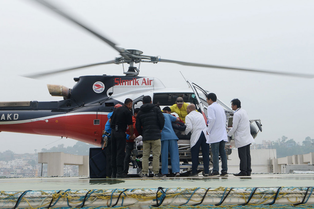 Staf Medis memindahkan pendaki Malaysia Chin Wui Kin dari helikopter ke sebuah rumah sakit di Lalitpur, pinggiran Kathmandu, Nepal, Jumat, 26 April 2019.