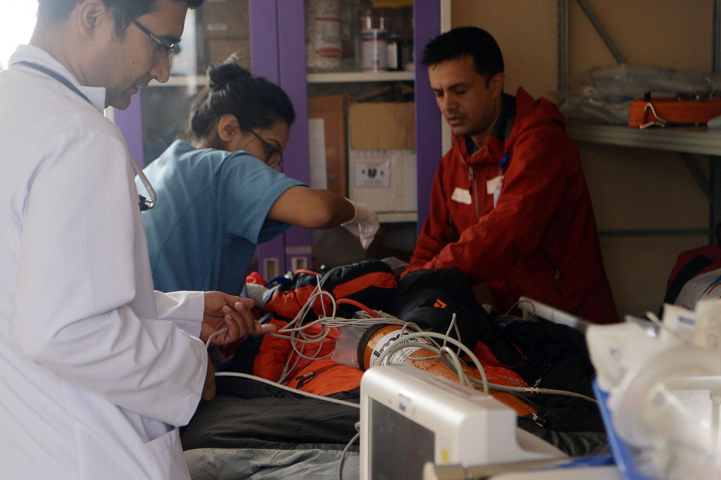 Upaya pencarian pun dilakukan dan sebuah helikopter penyelamat melihat Kin melambai dari lereng bersalju pada ketinggian sekitar 7.500 meter (24.500 kaki) Kamis pagi. Empat sherpa berpengalaman kemudian dikerahkan untuk mengevakuasinya.