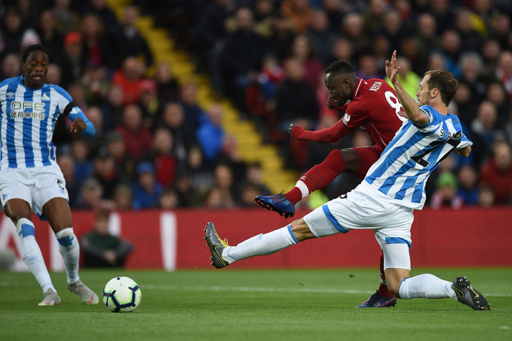 Liverpool unggul cepat saat laga baru berjalan 10 detik lewat sepakan Naby Keita menyambut umpan terobosan Mohamed Salah.