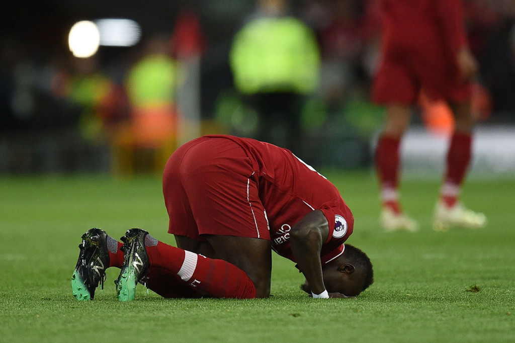 Tuan rumah menggandakan keunggulan pada menit ke-23 lewat tandukan Sadio Mane menyambut umpan silang Andrew Robertson.