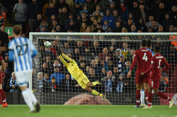 Semenit kemudian kiper Liverpool Alisson Becker melakukan penyelamatan gemilang untuk membendung tembakan jarak jauh pemain tim tamu.