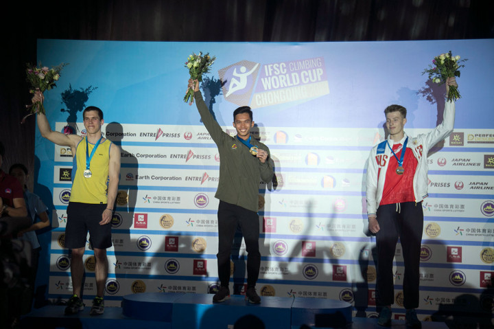 Atlet panjat tebing Indonesia Alfian M Fajri (tengah) usai pengalungan medali bersama runner-up asal Ukraina, Kostiantyn Pavlenko (kiri), dan peringkat ketiga Sergey Rukin dari Rusia.