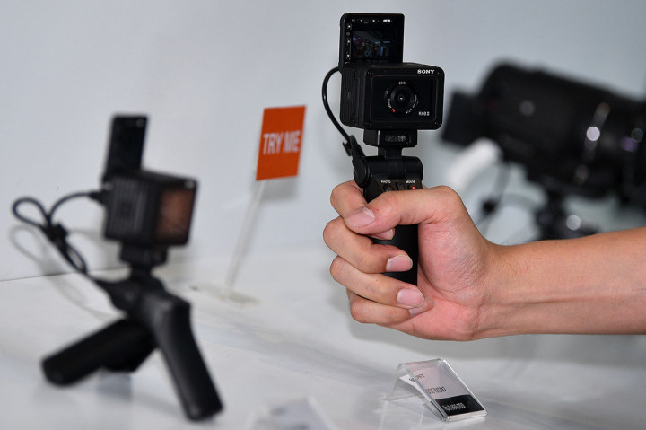 Pengunjung mencoba kamera Sony RX0 II saat diluncurkan di Jakarta, Jumat, 26 April 2019.