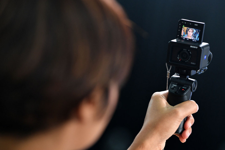 Sony meluncurkan kamera RX0 II yang diklaim paling ringkas, premium, paling kecil dan paling ringan di dunia dengan sensor tipe 1.0 15,3 MP dengan lensa wide-angle fixed ZEISS Tessar T* 24mm dengan F4.0 dan fokus minimal 20cm.