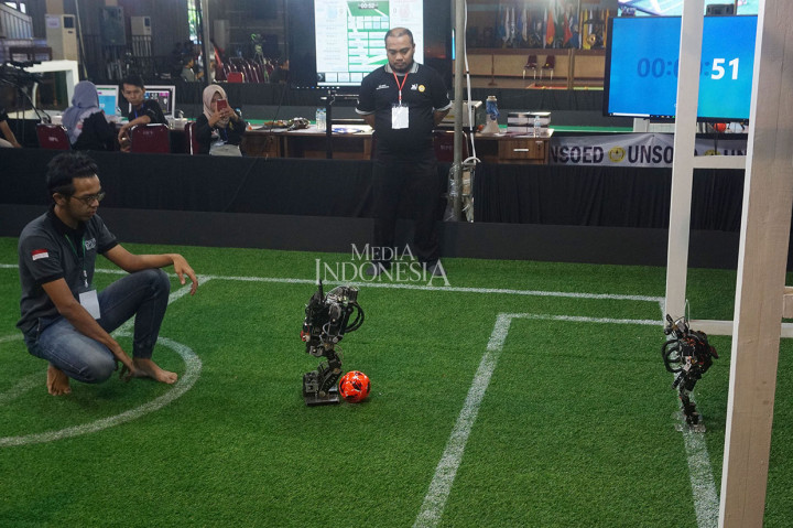 Sejumlah mahasiswa menampilkan robot-robot hasil kreasinya yang diikutkan dalam Kontes Robot Indonesia (KRI) 2019 Regional III di Auditorium Graha Widyatama, Universitas Jenderal Soedirman (Unsoed) Purwokerto, Jawa Tengah,  Sabtu, 27 April 2019.