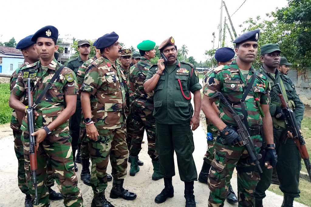 Baku tembak antara pasukan dan tersangka militan garis keras meletus pada Jumat malam di Sainthamaruthu di Ampara, hingga selatan Kota Batticaloa, salah satu lokasi ledakan Minggu  saat acara Paskah di tiga gereja dan empat hotel mewah. Juru bicara kepolisian mengungkapkan tiga pelaku pengebom bunuh diri ikut tewas pascabaku tembak.    