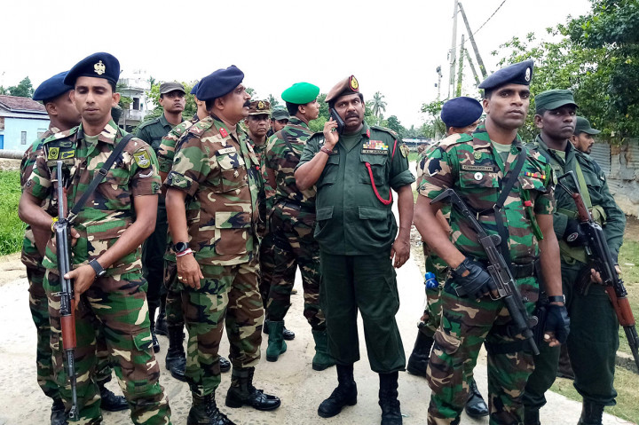 Baku tembak antara pasukan dan tersangka militan garis keras meletus pada Jumat malam di Sainthamaruthu di Ampara, hingga selatan Kota Batticaloa, salah satu lokasi ledakan Minggu  saat acara Paskah di tiga gereja dan empat hotel mewah. Juru bicara kepolisian mengungkapkan tiga pelaku pengebom bunuh diri ikut tewas pascabaku tembak.    
