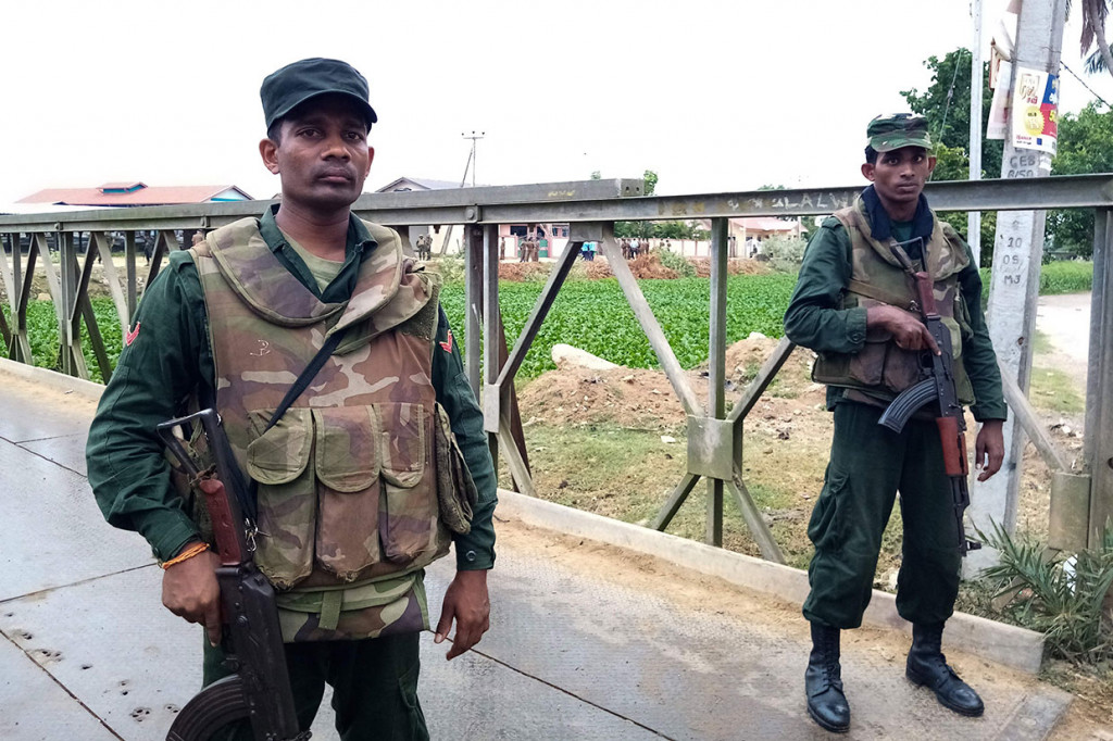 Saat pasukan menuju ke rumah persembunyian, tiga bom meledak diikuti dengan aksi saling tembak. Pasukan membalas tembakan tersebut dan menggerebek rumah persembunyian yang dijadikan tempat penyimpanan bahan peledak. Militan tersebut dicurigai sebagai anggota National Towheed Jama'at (NTJ), yang dituding menjadi dalang serentetan bom Paskah yang menewaskan 253 orang, Minggu, 21 April lalu.