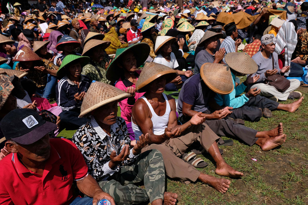 Puluhan ribu petani memenuhi Alun-Alun Temanggung untuk berdoa bersama pada acara 'Slametan wiwit tembakau merti Bhumi Phala 2019'. Setiap kelompok petani membawa tumpeng dan ingkung secara swadaya untuk kemudian dimakan bersama-sama.