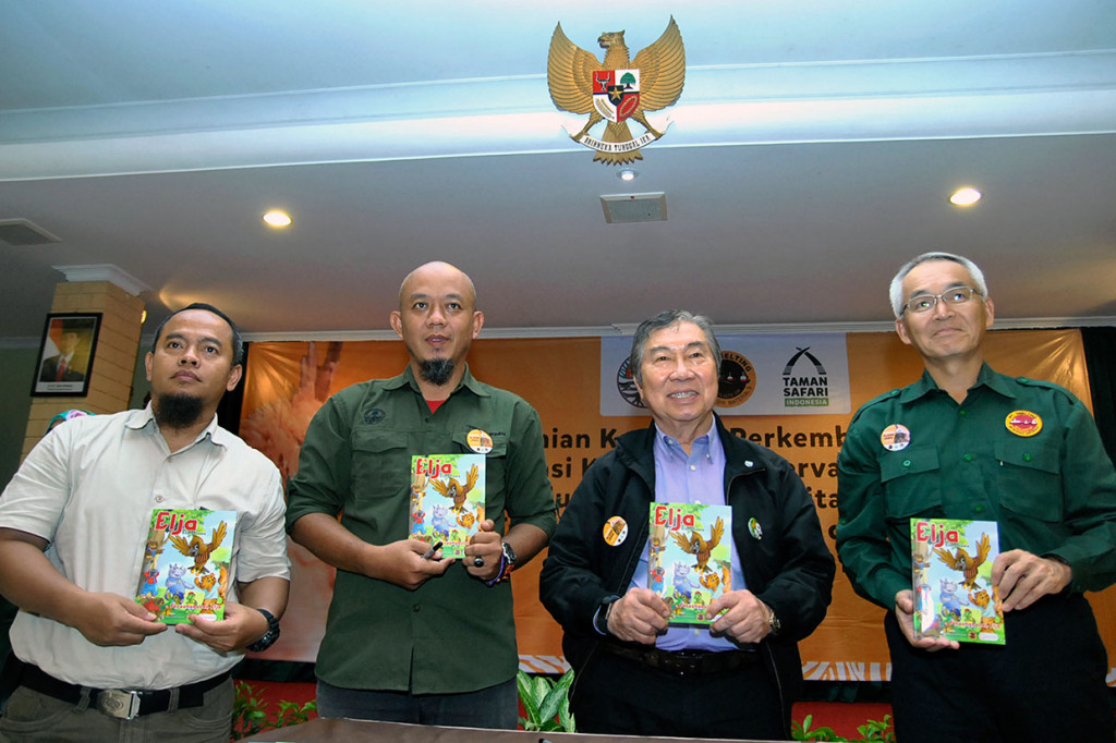 Direktur TSI Jansen Manansang (kedua kanan) bersama Presiden Direktur PT Smelting Hiroshi Kondo (kanan), Penulis buku cerita Elja (Elang Jawa) Gunawan (kedua kiri), dan Kepala Bidang Pengelolaan Taman Nasional Wilayah III Bogor Dadang Suryana berfoto bersama saat peluncuran buku cerita Elja (Elang Jawa) di TSI Cisarua.