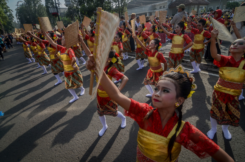 Sebanyak 3.991 penari dari 18 Kota dan Kabupaten di Jawa Barat menarikan tarian ronggeng geber secara bersama-sama dalam rangka peringatan Hari Tari Sedunia. 