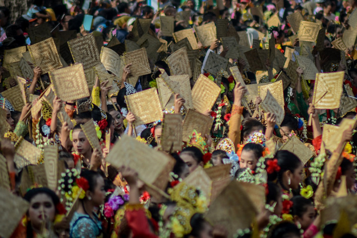 Ribuan penari melakukan tarian di Hari Bebas Kendaraan Bermotor di Dago, Bandung, Jawa Barat. 