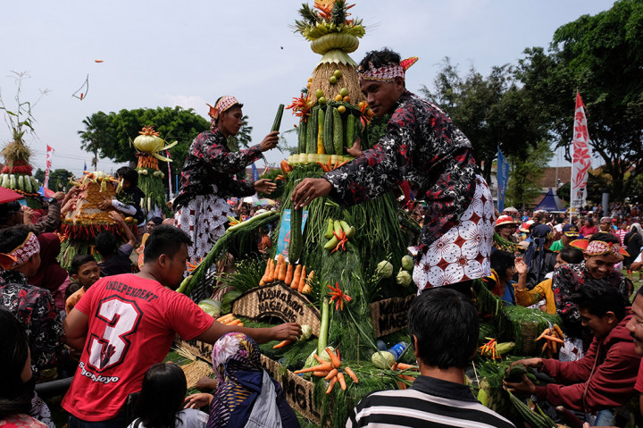 Sedikitnya 17 gunungan palawija dan dua buah gunungan Gethuk yang merupakan makanan khas kota Magelang dikirab dan diperebutkan oleh masyarakat. 