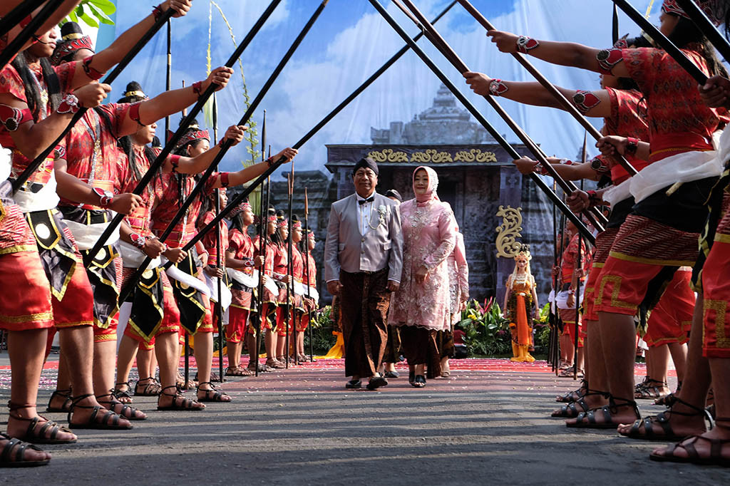 Wali Kota Magelang Sigid WIdyonindito (kiri) mengikuti kirab Grebeg Gethuk dalam rangkaian hari jadi ke-1.113 kota Magelang di alun-alun Kota Magelang, Jateng.