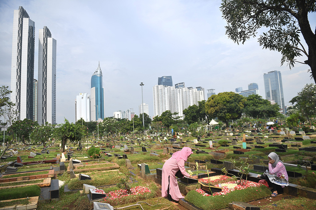 Menjelang bulan suci Ramadan warga melakukan ziarah guna mendoakan anggota keluarga mereka yang sudah meninggal dunia.