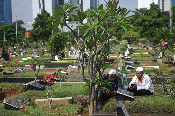Umat muslim berziarah di TPU Karet Bivak, Jakarta. 