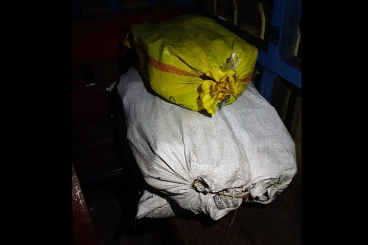 Barang bukti ini didapat dari tiga tersangka bernama Rusman, Firdaus dan Piara. Sabu itu dikemas menjadi 50 bungkus plastik berwarna hijau tertulis aksara cina yang disimpan dalam dua karung.
