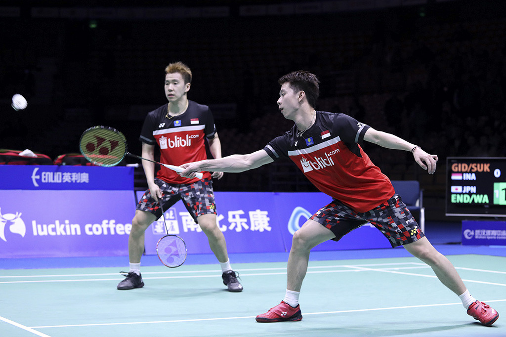 Pebulu tangkis ganda putra Indonesia Kevin Sanjaya Sukamuljo (kanan) dan Marcus Fernaldi Gideon berusaha mengembalikan kok ke arah ganda putra Jepang Hiroyuki Endo dan Yuta Watanabe pada final Badminton Asia Championships 2019 di Wuhan Sport Center, Tiongkok. 
