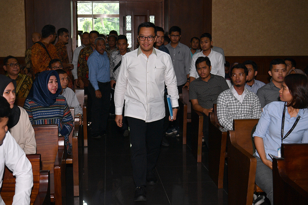 Menpora Imam Nahrawi (tengah) berjalan memasuki ruang sidang untuk menjadi saksi dalam sidang kasus dugaan suap dana hibah KONI dengan terdakwa Sekjen KONI Ending Fuad Hamidy di Pengadilan Tipikor, Jakarta.