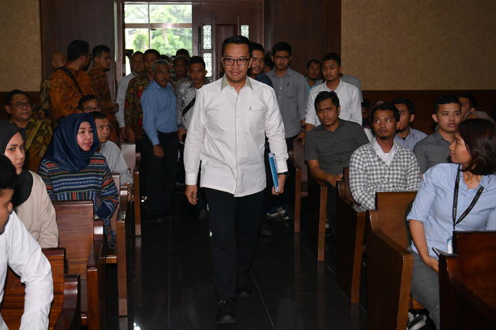 Menpora Imam Nahrawi (tengah) berjalan memasuki ruang sidang untuk menjadi saksi dalam sidang kasus dugaan suap dana hibah KONI dengan terdakwa Sekjen KONI Ending Fuad Hamidy di Pengadilan Tipikor, Jakarta.