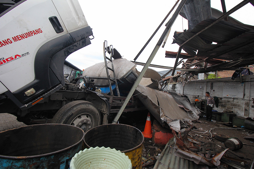 Sebuah truk yang diketahui bekas mengangkut minyak goreng meledak di bengkel las milik PT Surya Mitra Tirta Kencana, Jalan Nambangan Nomor 116, Tanah Kali Kedinding, Kecamatan Kenjeran, Surabaya, Jawa Timur.