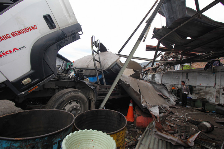 Sebuah truk yang diketahui bekas mengangkut minyak goreng meledak di bengkel las milik PT Surya Mitra Tirta Kencana, Jalan Nambangan Nomor 116, Tanah Kali Kedinding, Kecamatan Kenjeran, Surabaya, Jawa Timur.