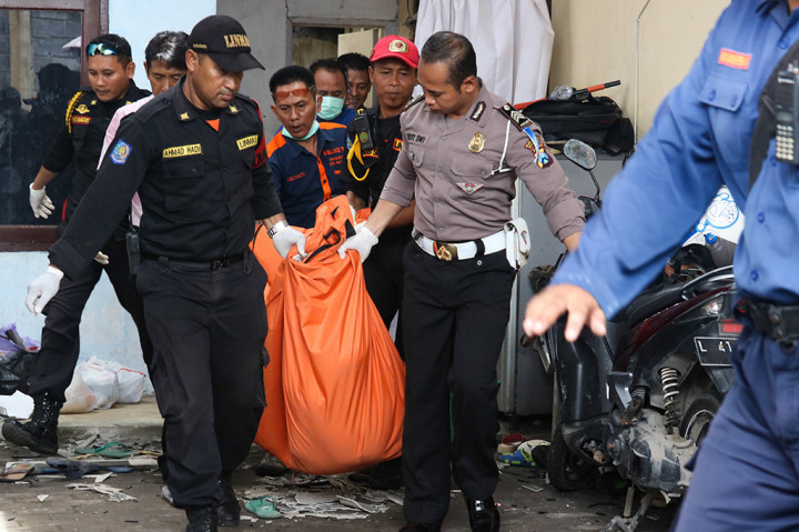 Truk tangki tersebut meledak saat dilakukan pengelasan dan menyebabkan satu orang tewas, satu orang terluka dan sejumlah rumah rusak. 