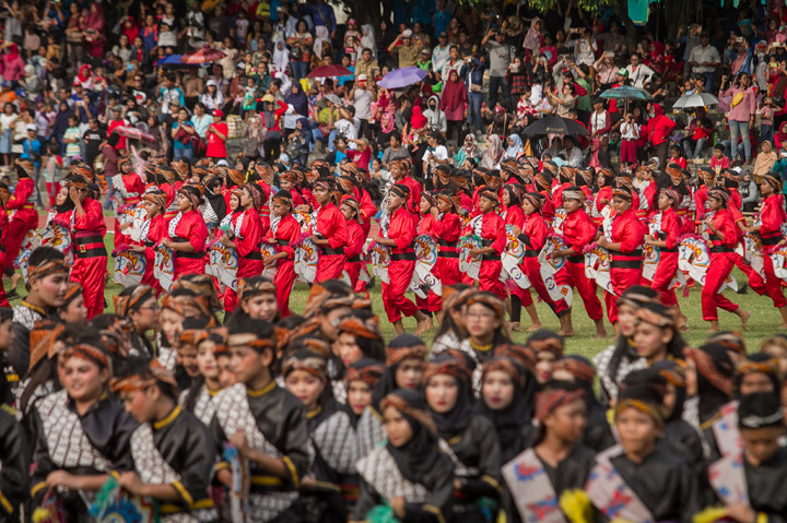 Ribuan penari menari Jaranan pada acara Solo Menari Jaranan 5.000 di Stadion Sriwedari, Solo, Jawa Tengah.