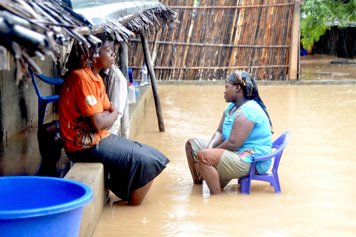 Dilaporkan 38 orang meninggal dan sejumlah rumah rusak akibat terjangan Badai Kenneth di Mozambik. Banjir juga melanda sejumlah wilayah dan membuat banyak warga terjebak. Afp Photo/Emidio Jozine