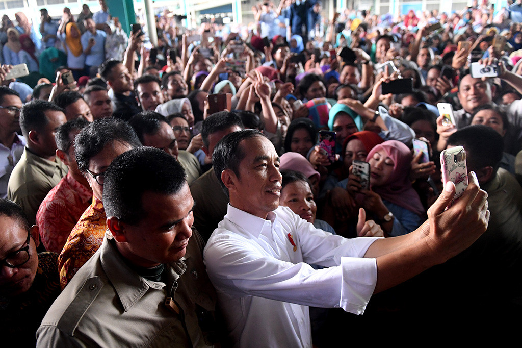 Presiden Joko Widodo mengunjungi pabrik sepatu PT KMK Global Sports I, Tangerang, Banten. Ia didampingi Menteri Perindustrian Airlangga Hartarto, Menteri Ketenagakerjaan Hanif Dhakiri, dan Menteri Sekretaris Negara Pratikno.