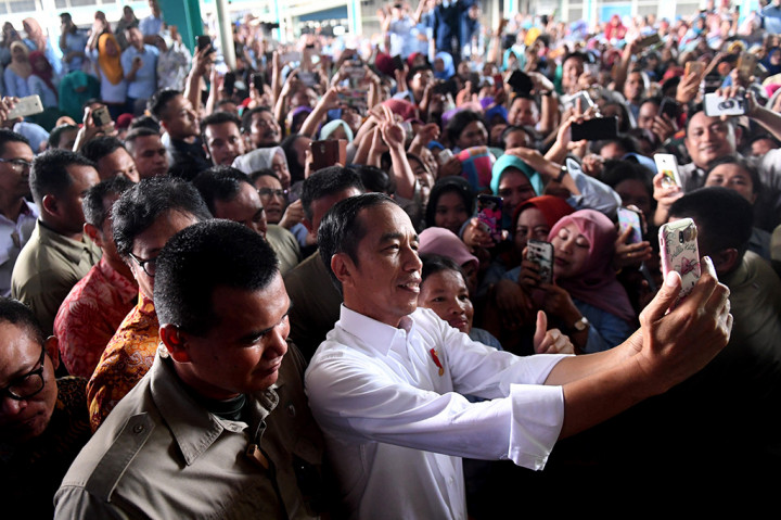 Presiden Joko Widodo mengunjungi pabrik sepatu PT KMK Global Sports I, Tangerang, Banten. Ia didampingi Menteri Perindustrian Airlangga Hartarto, Menteri Ketenagakerjaan Hanif Dhakiri, dan Menteri Sekretaris Negara Pratikno.