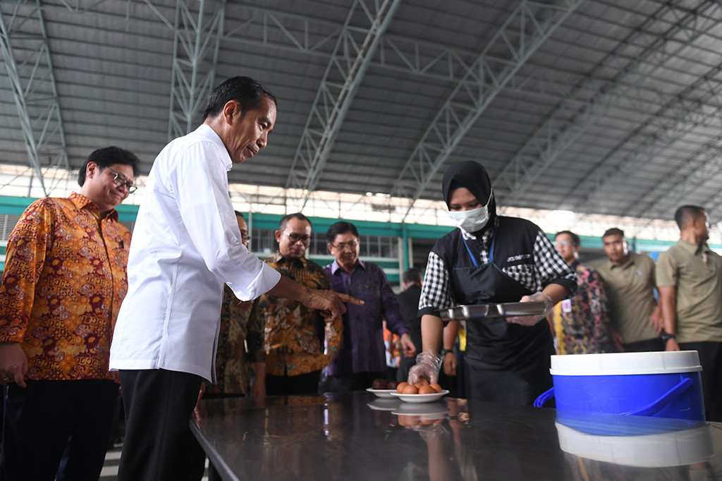 Selain berkeliling pabrik, Jokowi juga berdialog serta makan siang bersama dengan pekerja.