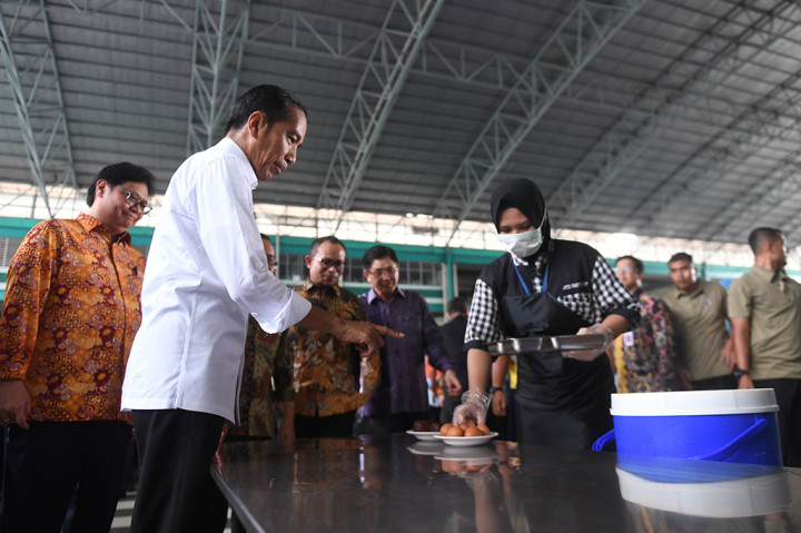 Selain berkeliling pabrik, Jokowi juga berdialog serta makan siang bersama dengan pekerja.