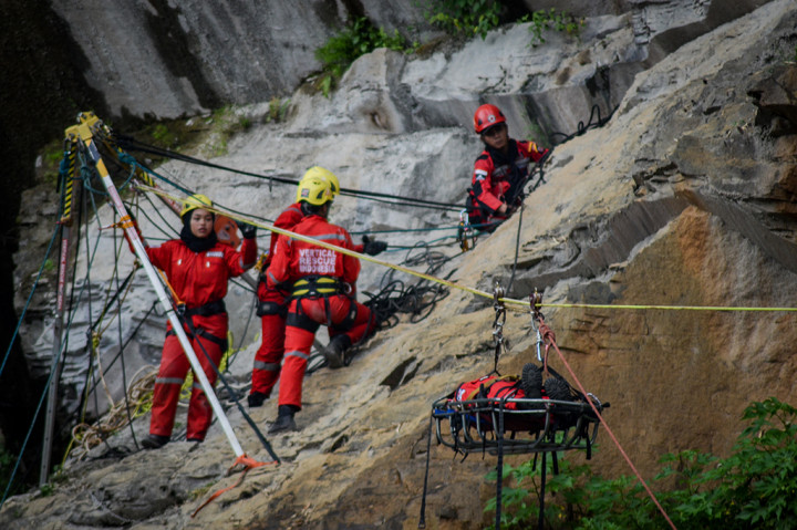 Anggota Vertical Rescue Indonesia melakukan simulasi evakuasi korban bencana saat pelatihan evakuasi bencana di Curug Batu Templek, Kabupaten Bandung, Jawa Barat.
