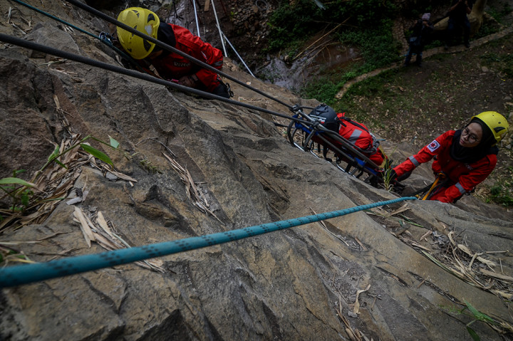 Pelatihan evakuasi bencana tersebut dilakukan dalam rangka kesiapan anggota Vertical Rescue Indonesia untuk menyelamatkan korban ketika terjadinya bencana di Indonesia.