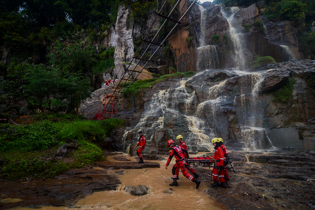 Vertical Rescue Indonesia merupakan organisasi nirlaba yang menghimpun individu-individu berjiwa sosial dengan skill penguasaan alat dan teknik bekerja di ketinggian.